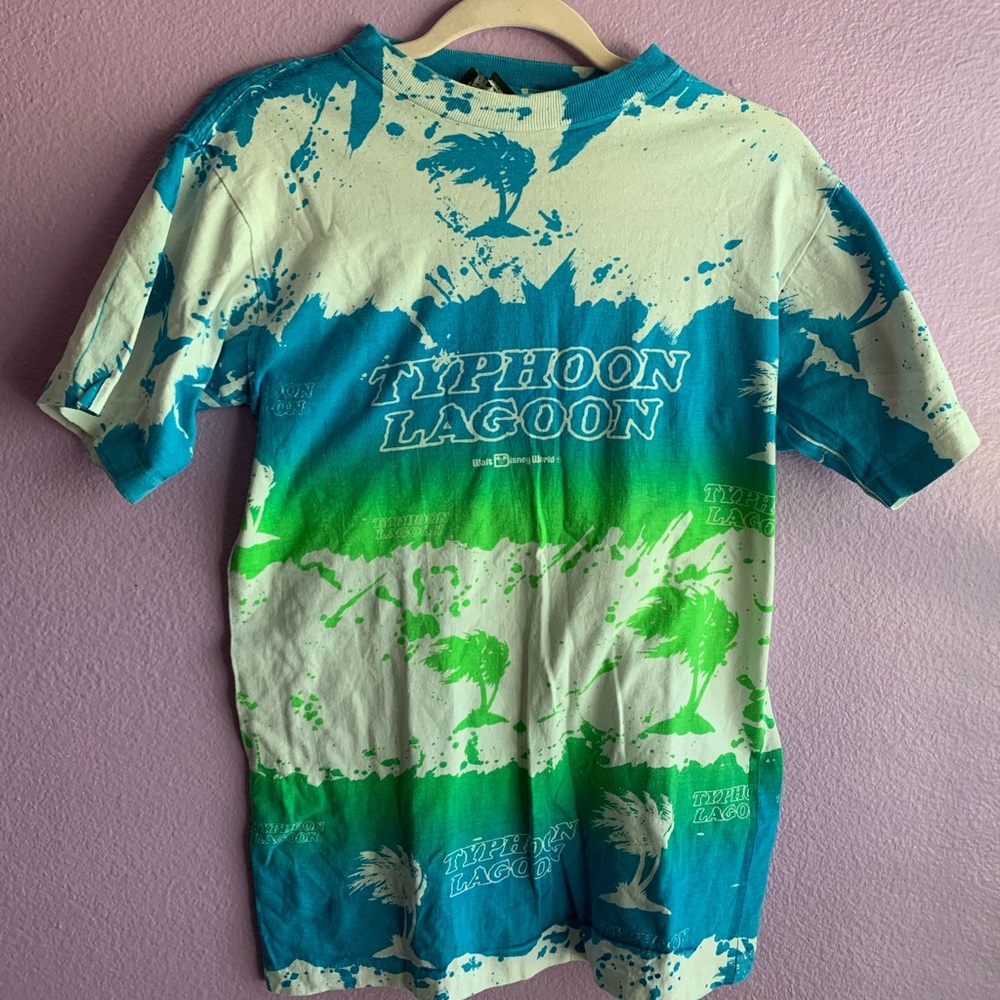 Typhoon Lagoon WDW shirt. Size M